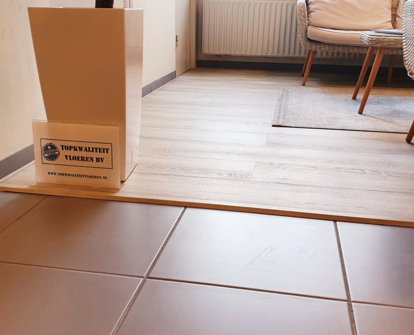 PVC Vloer Leggen In Je Badkamer Over Tegels: Een Slimme Keuze