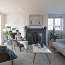 Quick-Step Alpha Illume Zachte Lucht AVMTU40325 De Quick-Step Alpha Illume Zachte Lucht AVMTU40325 is een stijlvolle klik PVC tegelvloer met een verfijnde lichtblauwe steenlook. De subtiele kleur geeft iedere ruimte een frisse, moderne uitstraling en combineert perfect met Scandinavische, minimalistische en eigentijdse interieurs. Dankzij de authentieke steenstructuur geniet je van de luxe uitstraling van een tegelvloer met het warme comfort van PVC. Deze vloer is 100% waterbestendig en daardoor geschikt voor vrijwel iedere ruimte in huis, waaronder de woonkamer, keuken, hal en badkamer. De geïntegreerde ondervloer zorgt voor extra loopcomfort en geluidsdemping, terwijl het gepatenteerde Uniclic-kliksysteem een snelle en eenvoudige installatie mogelijk maakt. Daarnaast is de vloer geschikt voor vloerverwarming en vloerkoeling en biedt de Scratch & Stain Guard-toplaag uitstekende bescherming tegen krassen, vuil en vlekken. Als officieel Quick-Step Premium Partner levert Topkwaliteit Vloeren uitsluitend originele Quick-Step vloeren. Je profiteert van deskundig advies, scherpe prijzen en de zekerheid van een duurzame kwaliteitsvloer die jarenlang mooi blijft. Belangrijkste kenmerken Quick-Step Alpha Illume AVMTU40325 Moderne lichtblauwe steenlook Klik PVC met geïntegreerde ondervloer 100% waterbestendig Geschikt voor vloerverwarming en vloerkoeling Kras- en vlekbestendige toplaag Eenvoudig te leggen met Uniclic Gebruiksklasse 33 voor intensief woon- en projectgebruik Bestel de Quick-Step Alpha Illume Zachte Lucht AVMTU40325 eenvoudig bij Topkwaliteit Vloeren, jouw officiële Quick-Step Premium Partner, en kies voor topkwaliteit, uitstekende service en professioneel advies.
