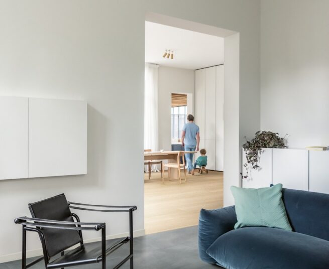 Quick-Step Alpha Illume Zachte Lucht AVMTU40325 De Quick-Step Alpha Illume Zachte Lucht AVMTU40325 is een stijlvolle klik PVC tegelvloer met een verfijnde lichtblauwe steenlook. De subtiele kleur geeft iedere ruimte een frisse, moderne uitstraling en combineert perfect met Scandinavische, minimalistische en eigentijdse interieurs. Dankzij de authentieke steenstructuur geniet je van de luxe uitstraling van een tegelvloer met het warme comfort van PVC. Deze vloer is 100% waterbestendig en daardoor geschikt voor vrijwel iedere ruimte in huis, waaronder de woonkamer, keuken, hal en badkamer. De geïntegreerde ondervloer zorgt voor extra loopcomfort en geluidsdemping, terwijl het gepatenteerde Uniclic-kliksysteem een snelle en eenvoudige installatie mogelijk maakt. Daarnaast is de vloer geschikt voor vloerverwarming en vloerkoeling en biedt de Scratch & Stain Guard-toplaag uitstekende bescherming tegen krassen, vuil en vlekken. Als officieel Quick-Step Premium Partner levert Topkwaliteit Vloeren uitsluitend originele Quick-Step vloeren. Je profiteert van deskundig advies, scherpe prijzen en de zekerheid van een duurzame kwaliteitsvloer die jarenlang mooi blijft. Belangrijkste kenmerken Quick-Step Alpha Illume AVMTU40325 Moderne lichtblauwe steenlook Klik PVC met geïntegreerde ondervloer 100% waterbestendig Geschikt voor vloerverwarming en vloerkoeling Kras- en vlekbestendige toplaag Eenvoudig te leggen met Uniclic Gebruiksklasse 33 voor intensief woon- en projectgebruik Bestel de Quick-Step Alpha Illume Zachte Lucht AVMTU40325 eenvoudig bij Topkwaliteit Vloeren, jouw officiële Quick-Step Premium Partner, en kies voor topkwaliteit, uitstekende service en professioneel advies.