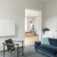 Quick-Step Alpha Illume Zachte Lucht AVMTU40325 De Quick-Step Alpha Illume Zachte Lucht AVMTU40325 is een stijlvolle klik PVC tegelvloer met een verfijnde lichtblauwe steenlook. De subtiele kleur geeft iedere ruimte een frisse, moderne uitstraling en combineert perfect met Scandinavische, minimalistische en eigentijdse interieurs. Dankzij de authentieke steenstructuur geniet je van de luxe uitstraling van een tegelvloer met het warme comfort van PVC. Deze vloer is 100% waterbestendig en daardoor geschikt voor vrijwel iedere ruimte in huis, waaronder de woonkamer, keuken, hal en badkamer. De geïntegreerde ondervloer zorgt voor extra loopcomfort en geluidsdemping, terwijl het gepatenteerde Uniclic-kliksysteem een snelle en eenvoudige installatie mogelijk maakt. Daarnaast is de vloer geschikt voor vloerverwarming en vloerkoeling en biedt de Scratch & Stain Guard-toplaag uitstekende bescherming tegen krassen, vuil en vlekken. Als officieel Quick-Step Premium Partner levert Topkwaliteit Vloeren uitsluitend originele Quick-Step vloeren. Je profiteert van deskundig advies, scherpe prijzen en de zekerheid van een duurzame kwaliteitsvloer die jarenlang mooi blijft. Belangrijkste kenmerken Quick-Step Alpha Illume AVMTU40325 Moderne lichtblauwe steenlook Klik PVC met geïntegreerde ondervloer 100% waterbestendig Geschikt voor vloerverwarming en vloerkoeling Kras- en vlekbestendige toplaag Eenvoudig te leggen met Uniclic Gebruiksklasse 33 voor intensief woon- en projectgebruik Bestel de Quick-Step Alpha Illume Zachte Lucht AVMTU40325 eenvoudig bij Topkwaliteit Vloeren, jouw officiële Quick-Step Premium Partner, en kies voor topkwaliteit, uitstekende service en professioneel advies.