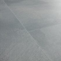 Quick-Step Alpha Illume Zachte Lucht AVMTU40325 De Quick-Step Alpha Illume Zachte Lucht AVMTU40325 is een stijlvolle klik PVC tegelvloer met een verfijnde lichtblauwe steenlook. De subtiele kleur geeft iedere ruimte een frisse, moderne uitstraling en combineert perfect met Scandinavische, minimalistische en eigentijdse interieurs. Dankzij de authentieke steenstructuur geniet je van de luxe uitstraling van een tegelvloer met het warme comfort van PVC. Deze vloer is 100% waterbestendig en daardoor geschikt voor vrijwel iedere ruimte in huis, waaronder de woonkamer, keuken, hal en badkamer. De geïntegreerde ondervloer zorgt voor extra loopcomfort en geluidsdemping, terwijl het gepatenteerde Uniclic-kliksysteem een snelle en eenvoudige installatie mogelijk maakt. Daarnaast is de vloer geschikt voor vloerverwarming en vloerkoeling en biedt de Scratch & Stain Guard-toplaag uitstekende bescherming tegen krassen, vuil en vlekken. Als officieel Quick-Step Premium Partner levert Topkwaliteit Vloeren uitsluitend originele Quick-Step vloeren. Je profiteert van deskundig advies, scherpe prijzen en de zekerheid van een duurzame kwaliteitsvloer die jarenlang mooi blijft. Belangrijkste kenmerken Quick-Step Alpha Illume AVMTU40325 Moderne lichtblauwe steenlook Klik PVC met geïntegreerde ondervloer 100% waterbestendig Geschikt voor vloerverwarming en vloerkoeling Kras- en vlekbestendige toplaag Eenvoudig te leggen met Uniclic Gebruiksklasse 33 voor intensief woon- en projectgebruik Bestel de Quick-Step Alpha Illume Zachte Lucht AVMTU40325 eenvoudig bij Topkwaliteit Vloeren, jouw officiële Quick-Step Premium Partner, en kies voor topkwaliteit, uitstekende service en professioneel advies.