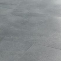 Quick-Step Alpha Illume Zachte Lucht AVMTU40325 De Quick-Step Alpha Illume Zachte Lucht AVMTU40325 is een stijlvolle klik PVC tegelvloer met een verfijnde lichtblauwe steenlook. De subtiele kleur geeft iedere ruimte een frisse, moderne uitstraling en combineert perfect met Scandinavische, minimalistische en eigentijdse interieurs. Dankzij de authentieke steenstructuur geniet je van de luxe uitstraling van een tegelvloer met het warme comfort van PVC. Deze vloer is 100% waterbestendig en daardoor geschikt voor vrijwel iedere ruimte in huis, waaronder de woonkamer, keuken, hal en badkamer. De geïntegreerde ondervloer zorgt voor extra loopcomfort en geluidsdemping, terwijl het gepatenteerde Uniclic-kliksysteem een snelle en eenvoudige installatie mogelijk maakt. Daarnaast is de vloer geschikt voor vloerverwarming en vloerkoeling en biedt de Scratch & Stain Guard-toplaag uitstekende bescherming tegen krassen, vuil en vlekken. Als officieel Quick-Step Premium Partner levert Topkwaliteit Vloeren uitsluitend originele Quick-Step vloeren. Je profiteert van deskundig advies, scherpe prijzen en de zekerheid van een duurzame kwaliteitsvloer die jarenlang mooi blijft. Belangrijkste kenmerken Quick-Step Alpha Illume AVMTU40325 Moderne lichtblauwe steenlook Klik PVC met geïntegreerde ondervloer 100% waterbestendig Geschikt voor vloerverwarming en vloerkoeling Kras- en vlekbestendige toplaag Eenvoudig te leggen met Uniclic Gebruiksklasse 33 voor intensief woon- en projectgebruik Bestel de Quick-Step Alpha Illume Zachte Lucht AVMTU40325 eenvoudig bij Topkwaliteit Vloeren, jouw officiële Quick-Step Premium Partner, en kies voor topkwaliteit, uitstekende service en professioneel advies.